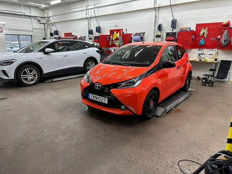 Metallic Begagnad 2015 Toyota Aygo Halvkombi | 78 000 kr (Marknadspris) - Bild 1/4