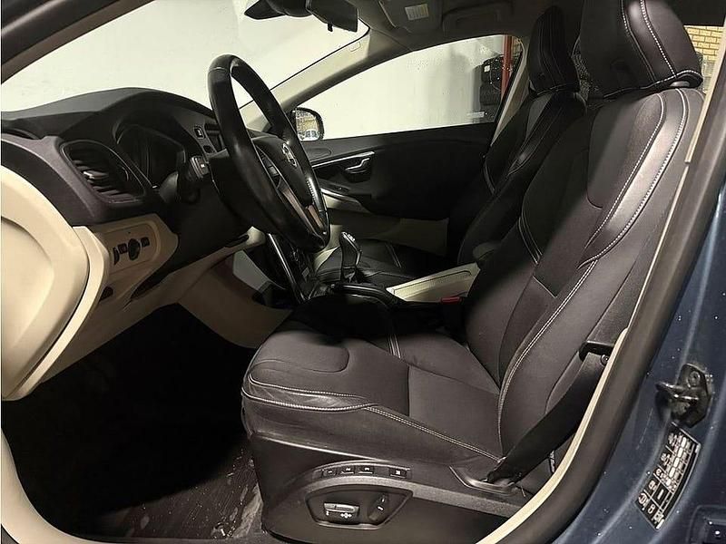Begagnad Volvo V40 Momentum 177 HK (130 kW) 2013 Blå
