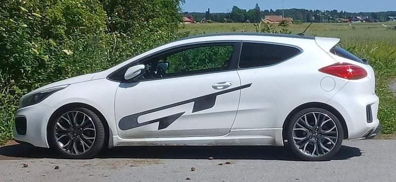 Vit Begagnad 2015 Kia ProCeed GT 2 Halvkombi | 99 000 kr (Superpris) - Bild 1/1