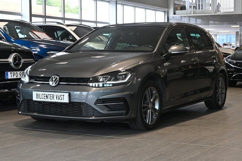 Mörkgrå Begagnad 2019 VW Golf VIII R-line Halvkombi | 234 000 kr (Marknadspris) - Bild 1/4