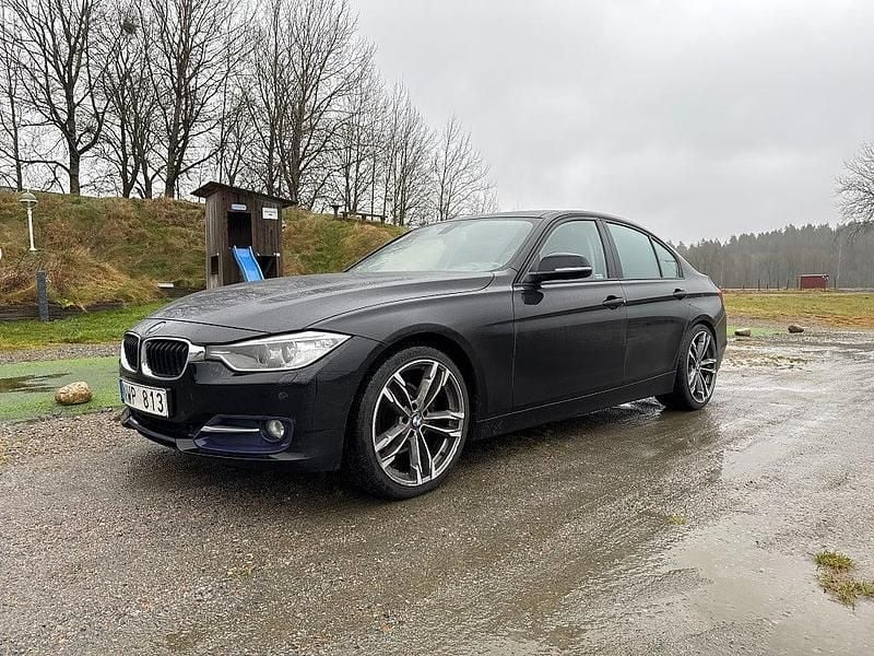 Svart Begagnad 2013 BMW 320 Sport Line Sedan | 99 500 kr (Marknadspris) - Bild 1/4