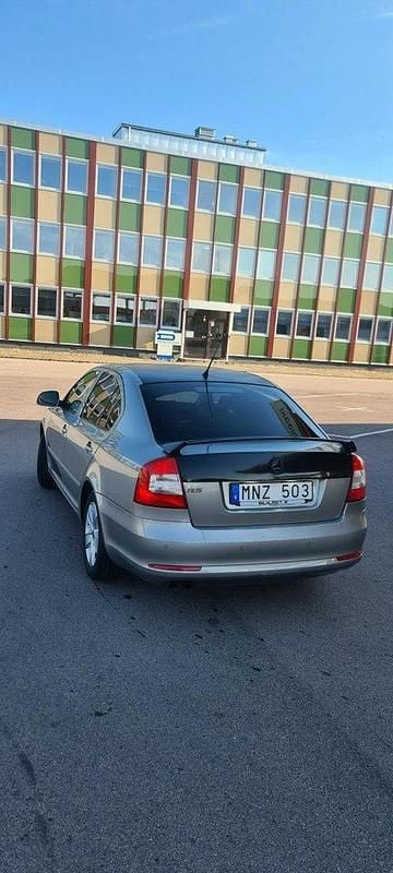 Brun Begagnad 2009 Skoda Octavia Elegance Halvkombi | 57 000 kr (Lite dyr) - Bild 1/4