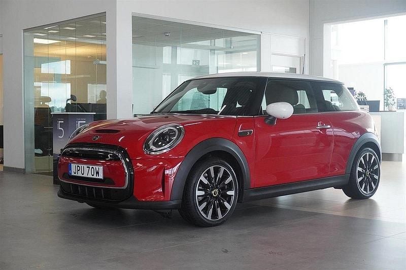 Röd Begagnad 2022 Mini Cooper Halvkombi | 219 500 kr (Marknadspris) - Bild 1/4
