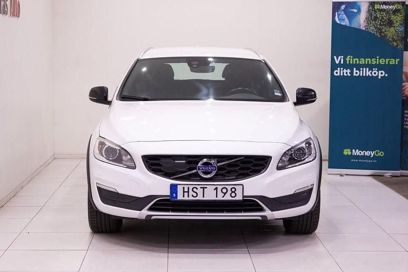 Begagnad Volvo V60 CC Momentum 190 HK (139 kW) 2016 Vit Kombi