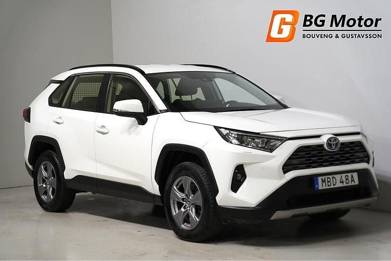 Vit Begagnad 2023 Toyota RAV4 Hybrid Active SUV | 319 300 kr (Bra pris) - Bild 1/4