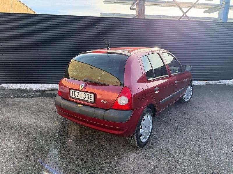 Begagnad Renault Clio II 75 HK (55 kW) 2002 Mörkröd Halvkombi