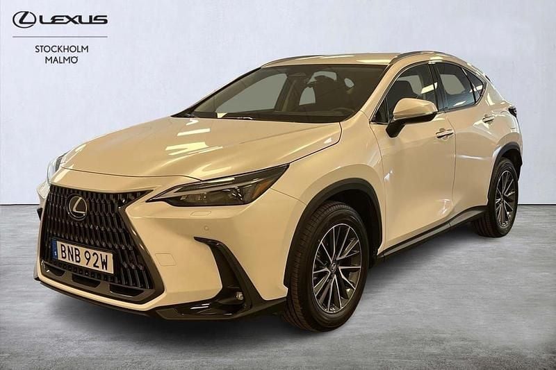 Vit Begagnad 2025 Lexus NX450h+ Business Edition SUV | 579 000 kr (Bra pris) - Bild 1/4