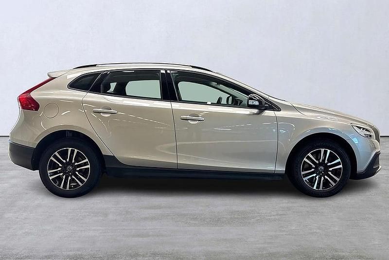 Begagnad Volvo V40 Business Edition 120 HK (88 kW) 2016 Ljusbrun Halvkombi