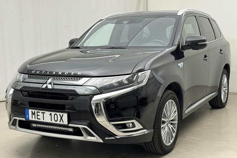 Svart Begagnad 2020 Mitsubishi Outlander SUV | 222 000 kr - Bild 1/4