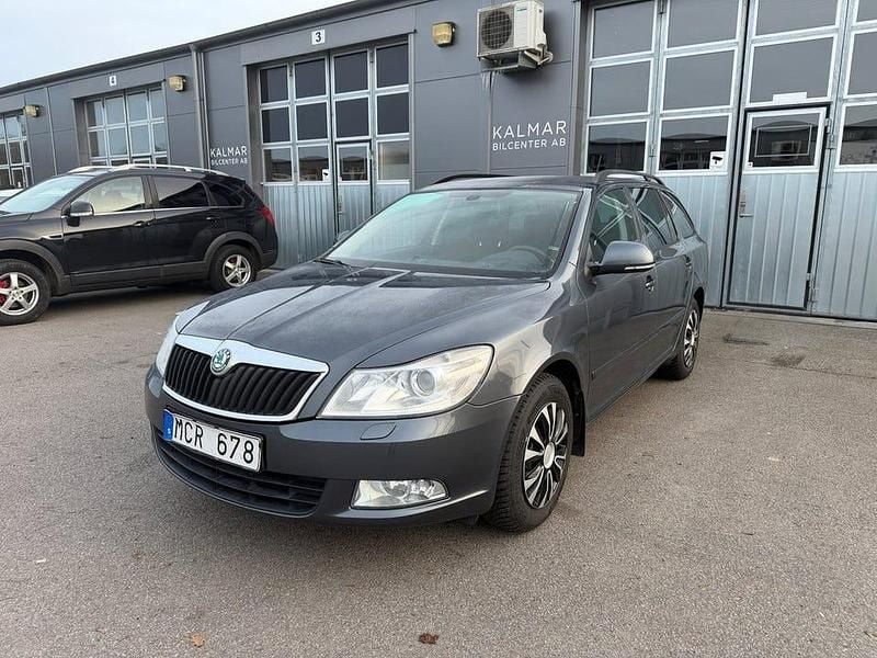 Grå Begagnad 2012 Skoda Octavia Elegance Kombi | 69 900 kr (Marknadspris) - Bild 1/4