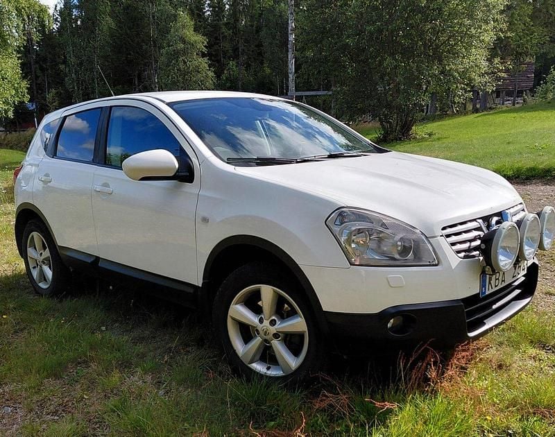 Vit Begagnad 2009 Nissan Qashqai SUV | 59 000 kr (Lite dyr) - Bild 1/2