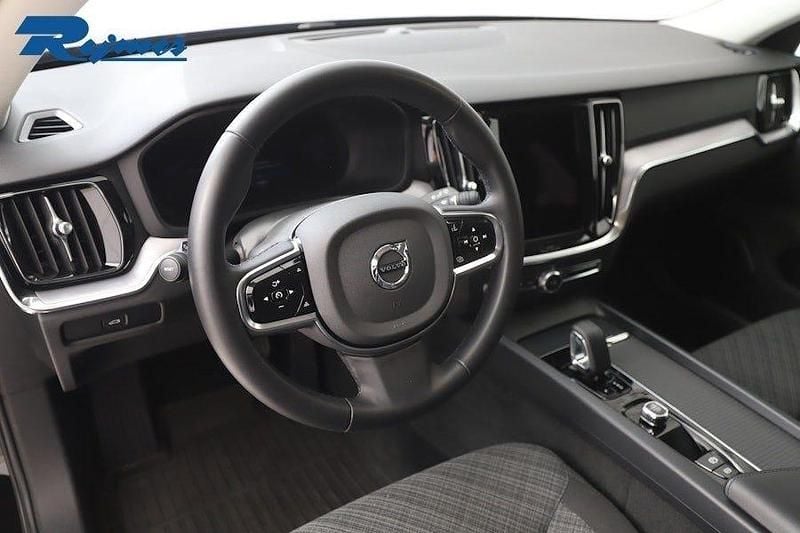 Begagnad Volvo V60 CC Core 250 HK (183 kW) 2024 Onyx svart metallic Kombi