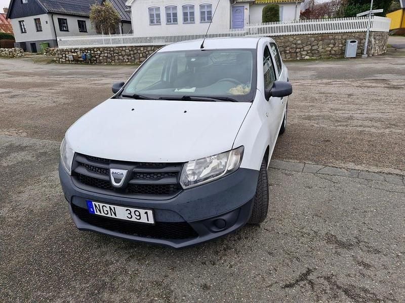 Begagnad 2013 Dacia Sandero Halvkombi | 35 000 kr (Marknadspris) - Bild 1/4