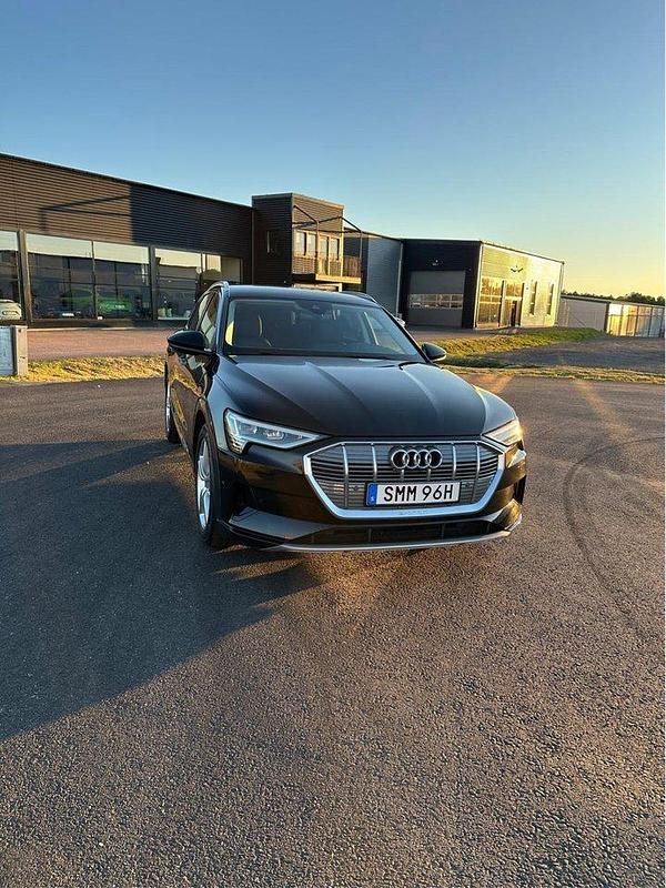 Svart Begagnad 2020 Audi e-tron SUV | 285 000 kr (Bra pris) - Bild 1/4