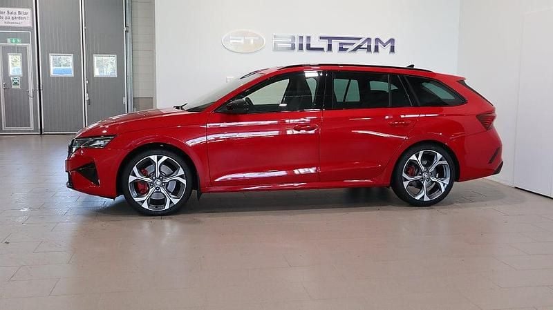 Begagnad Skoda Octavia RS 265 HK (194 kW) 2024 Röd (velvet red metallic) Kombi