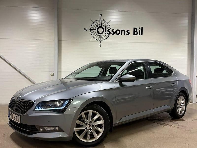 Grå Begagnad 2015 Skoda Superb Sedan | 139 900 kr (Marknadspris) - Bild 1/4