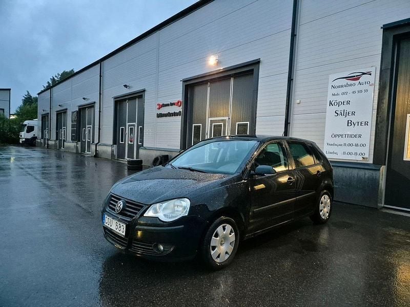 Svart Begagnad 2008 VW Polo Trendline Halvkombi | 28 900 kr (Marknadspris) - Bild 1/4