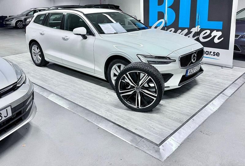 Vit Begagnad 2021 Volvo V60 Momentum Kombi | 209 000 kr (Marknadspris) - Bild 1/4