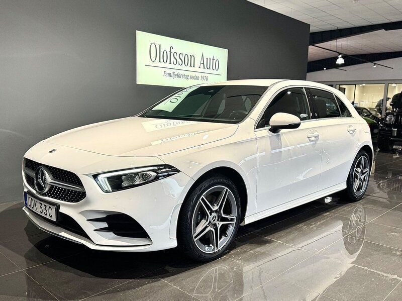 Vit Begagnad 2021 Mercedes A250 AMG Halvkombi | 309 000 kr (Marknadspris) - Bild 1/4