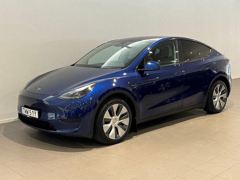 Blå Begagnad 2022 Tesla Model Y Standard Range SUV | 329 500 kr (Dyr) - Bild 1/3