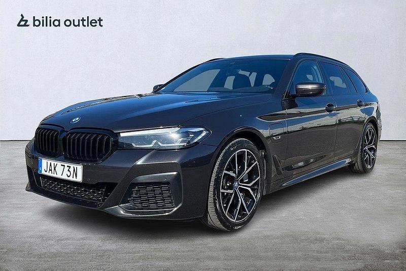 Grå Begagnad 2023 BMW 530e M Sport Kombi | 374 900 kr (Bra pris) - Bild 1/3
