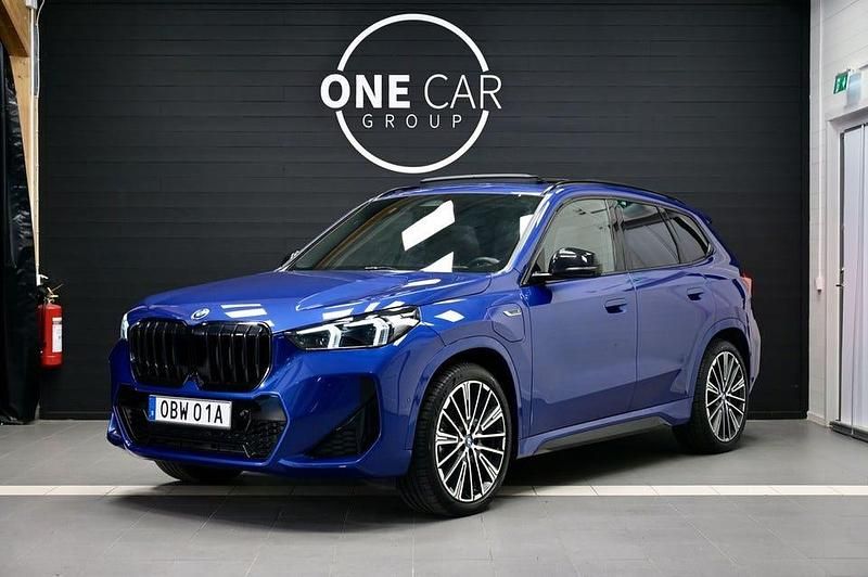 Blå Begagnad 2023 BMW X1 M Sport SUV | 499 800 kr - Bild 1/4