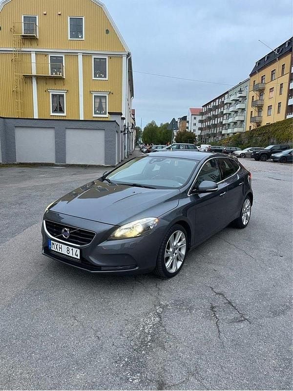 Grå Begagnad 2013 Volvo V40 Momentum Halvkombi | 99 000 kr (Marknadspris) - Bild 1/4