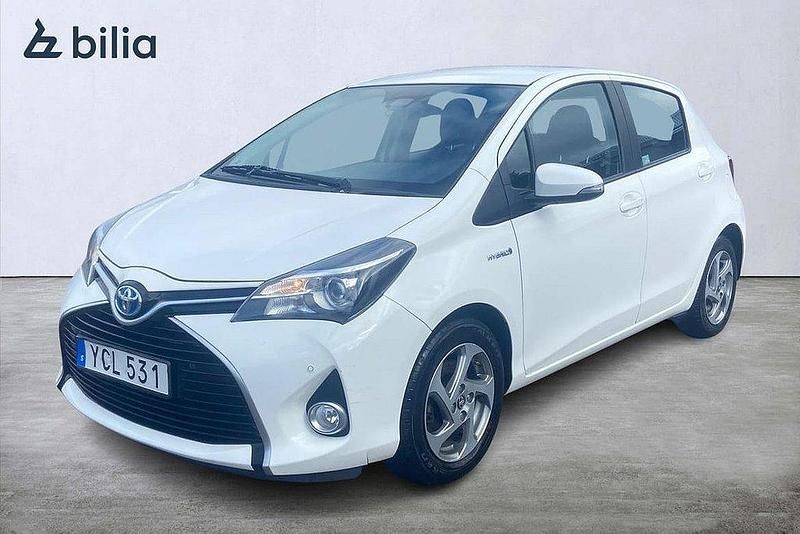 Vit Begagnad 2016 Toyota Yaris Hybrid Active Halvkombi | 159 900 kr (Lite dyr) - Bild 1/4