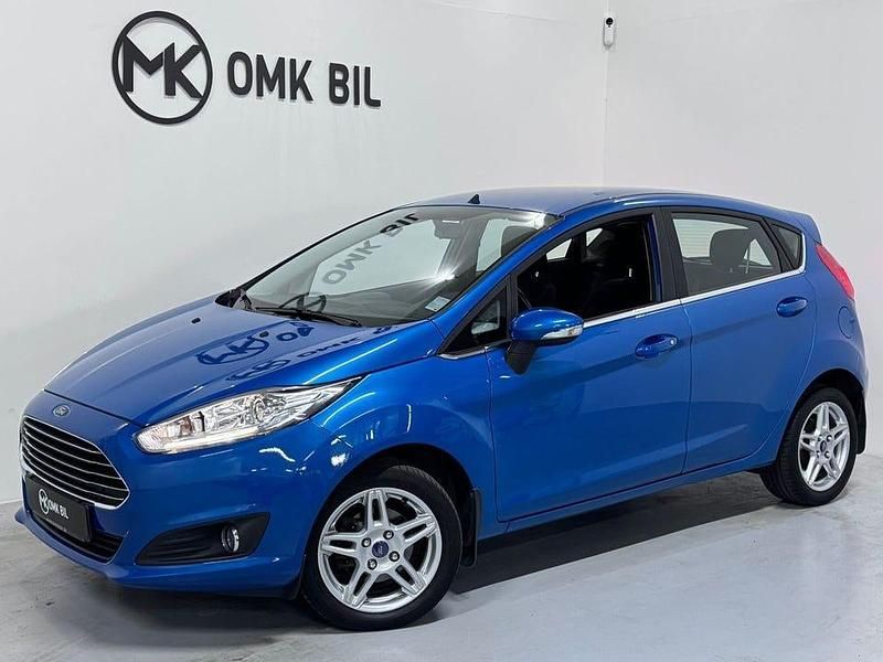 Blå Begagnad 2013 Ford Fiesta Titanium Halvkombi | 82 900 kr (Marknadspris) - Bild 1/4