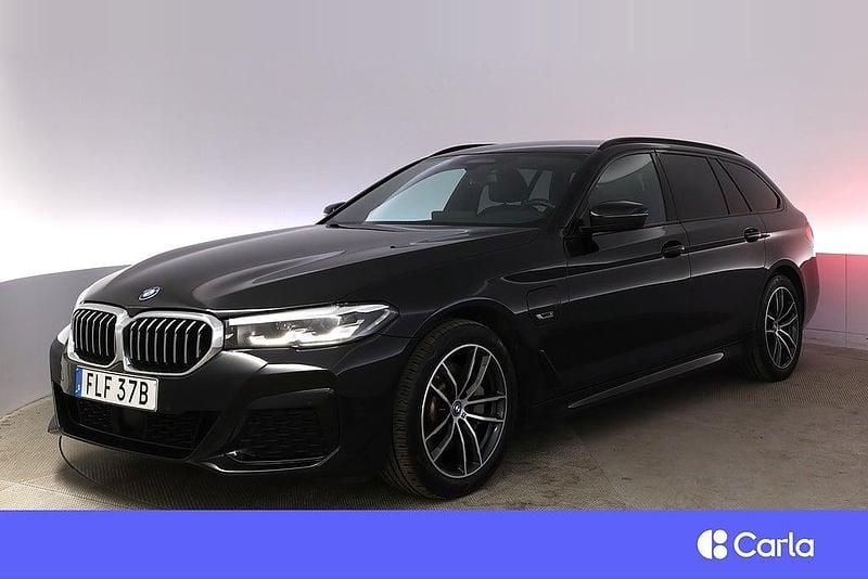 Svart Begagnad 2022 BMW 530e M Sport Kombi | 382 900 kr - Bild 1/4