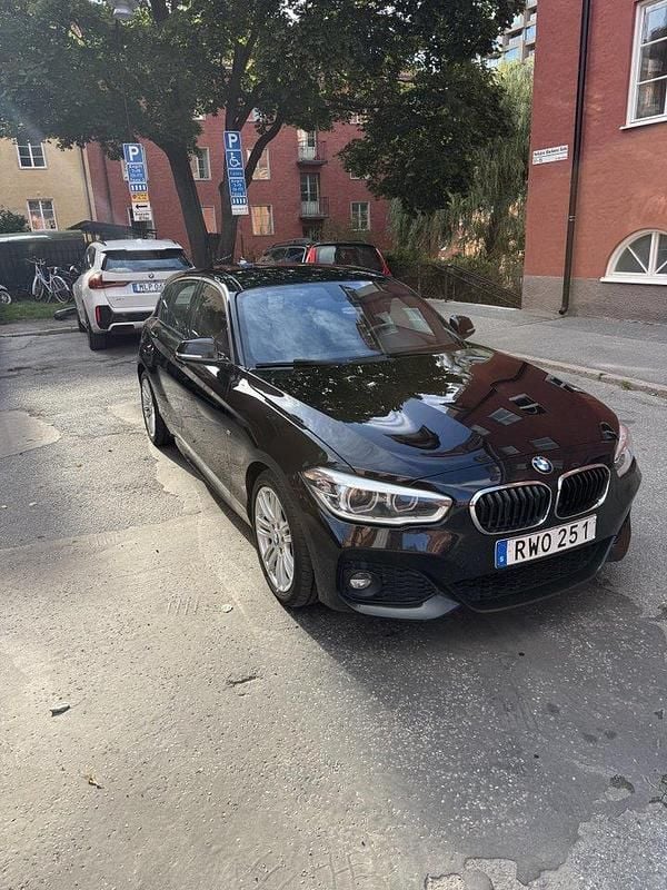 Svart Begagnad 2017 BMW 118 M Sport Halvkombi | 139 000 kr (Bra pris) - Bild 1/4