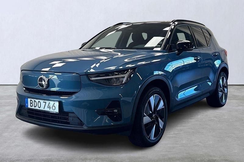 Blå Begagnad 2024 Volvo XC40 Plus SUV | 459 900 kr (Bra pris) - Bild 1/4