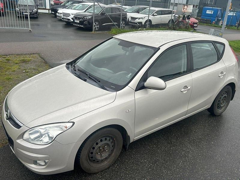 Silver Begagnad 2008 Hyundai i30 Halvkombi | 28 000 kr (Marknadspris) - Bild 1/4