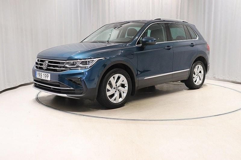 Mörkblå (blå) Begagnad 2022 VW Tiguan Elegance SUV | 318 400 kr (Bra pris) - Bild 1/4