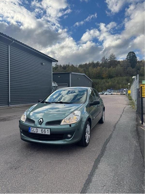 Grön Begagnad 2008 Renault Clio R.S. Halvkombi | 25 000 kr (Marknadspris) - Bild 1/4