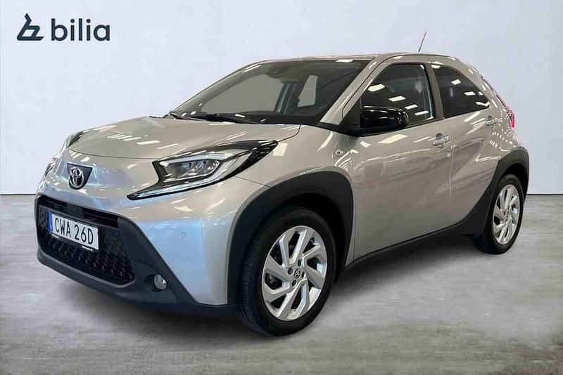 Silver Begagnad 2023 Toyota Aygo Comfort Halvkombi | 179 900 kr (Marknadspris) - Bild 1/1