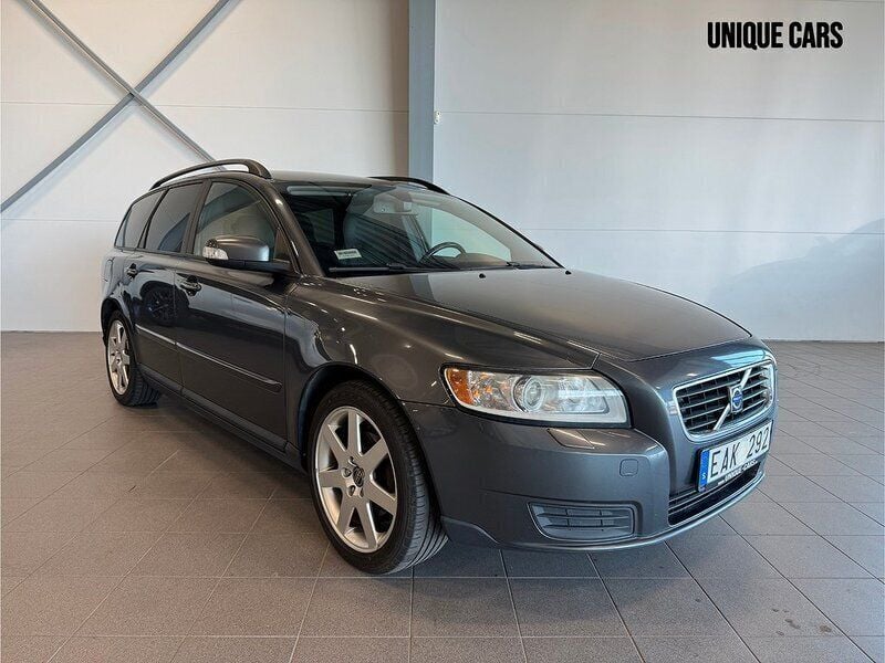 Grå Begagnad 2008 Volvo V50 Kinetic Kombi | 49 900 kr (Lite dyr) - Bild 1/4