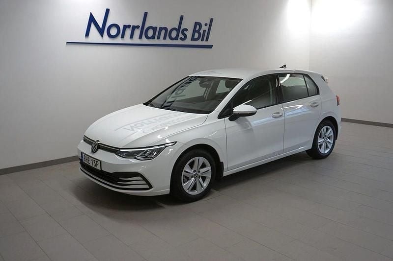 Vit (pure white) Begagnad 2024 VW Golf VIII Life Halvkombi | 279 900 kr (Marknadspris) - Bild 1/2
