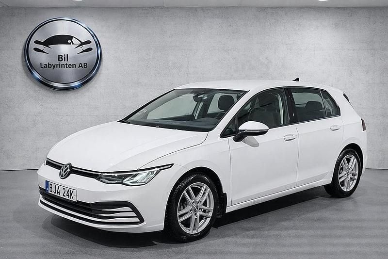 Vit Begagnad 2023 VW Golf VIII Halvkombi | 169 900 kr (Superpris) - Bild 1/4