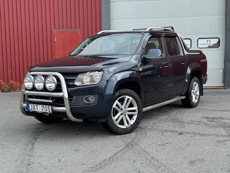 Mörkblå (blå) Begagnad 2013 VW Amarok Highline Pickup | 214 900 kr - Bild 1/4