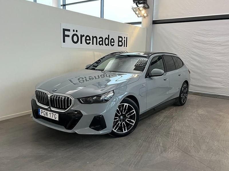 Brooklyn grå metallic Begagnad 2025 BMW 530 Comfort Edition Kombi | 659 000 kr - Bild 1/4