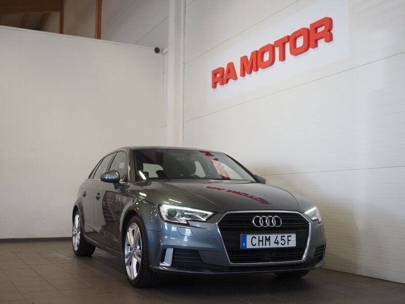 Grå Begagnad 2020 Audi A3 Sportback Sport Halvkombi | 224 900 kr (Marknadspris) - Bild 1/3