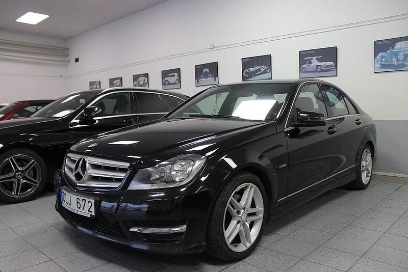Obsidiansvartmetallic Begagnad 2011 Mercedes C180 Avantgarde Sedan | 99 900 kr (Marknadspris) - Bild 1/4