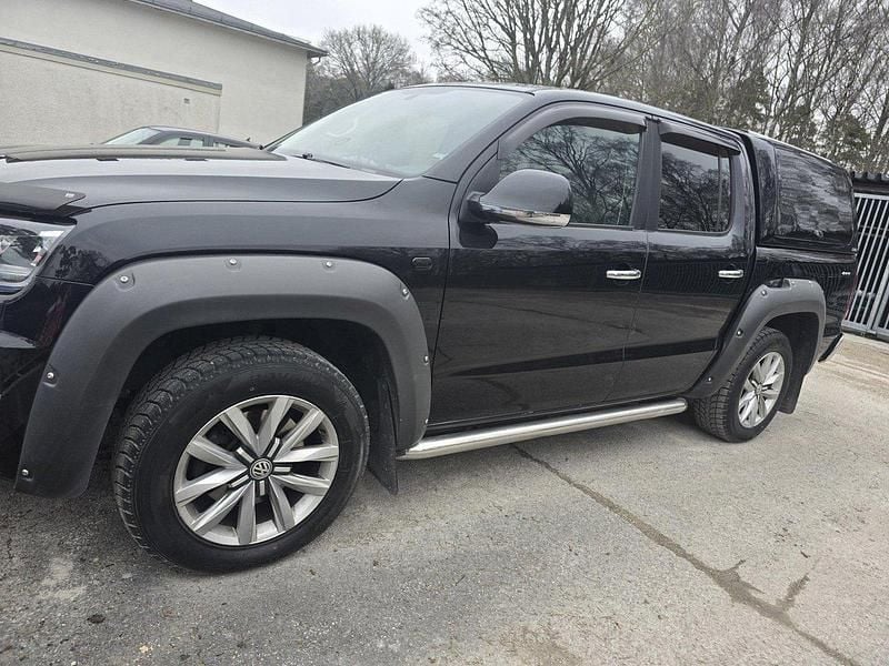 Svart Begagnad 2017 VW Amarok Pickup | 350 000 kr (Marknadspris) - Bild 1/4