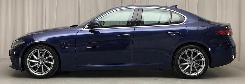Blå Begagnad 2017 Alfa Romeo Giulia Super Sedan | 145 000 kr - Bild 1/4