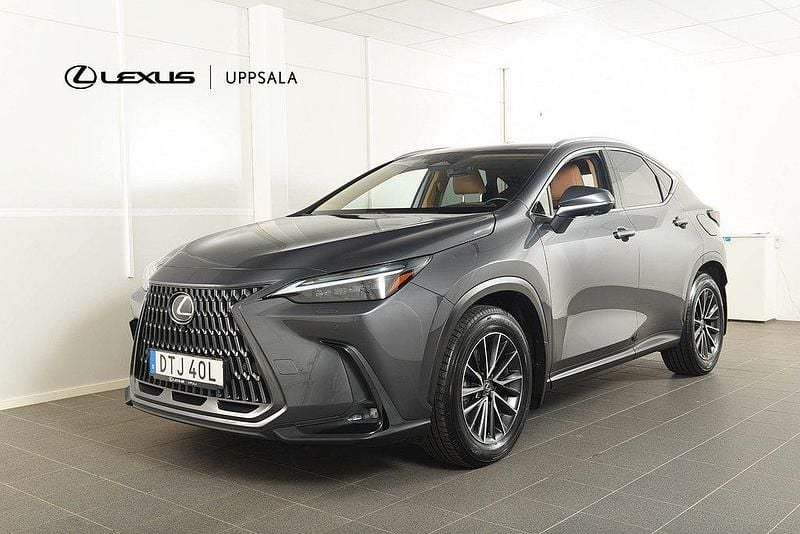 Grå Begagnad 2023 Lexus NX450h+ Executive Line SUV | 574 900 kr (Lite dyr) - Bild 1/4