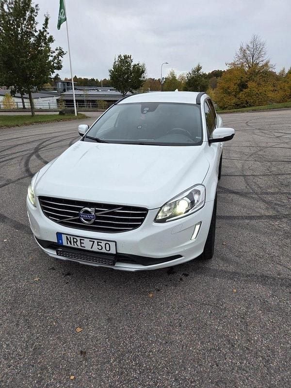 Vit Begagnad 2016 Volvo XC60 Momentum SUV | 145 000 kr (Bra pris) - Bild 1/4