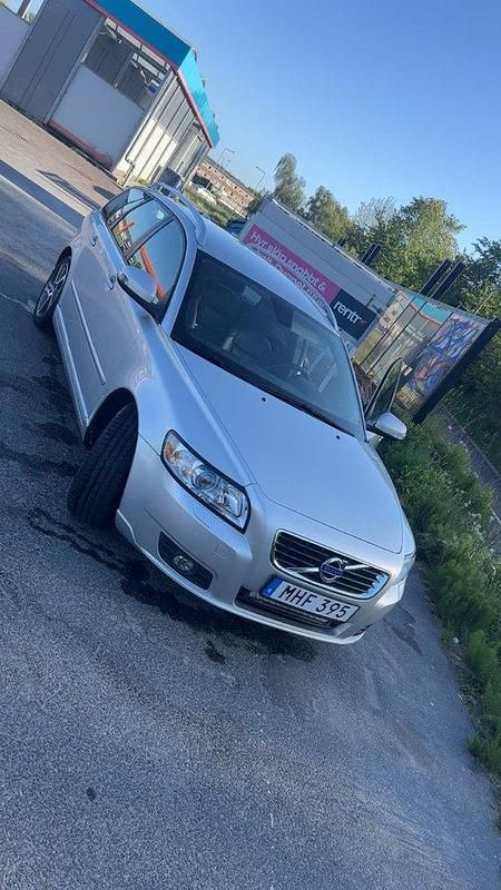 Grå Begagnad 2012 Volvo V50 Momentum Kombi | 40 000 kr (Marknadspris) - Bild 1/4