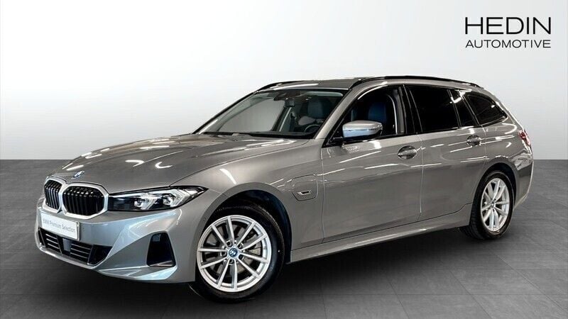 Grå (grey) Begagnad 2023 BMW 330e Shadowline Kombi | 389 700 kr (Marknadspris) - Bild 1/4