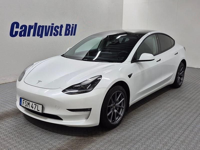 Vit (vit metallic) Begagnad 2022 Tesla Model 3 Long Range AWD Sedan | 309 000 kr (Marknadspris) - Bild 1/4
